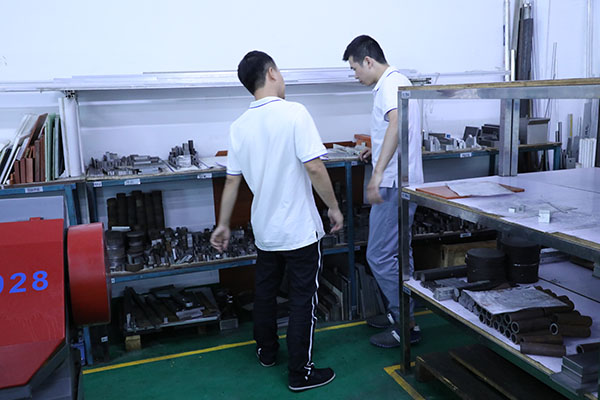 全自動噴射點膠機加工