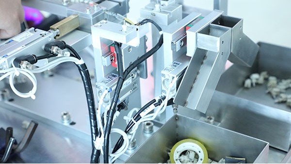 全自動點膠機(jī)廠家