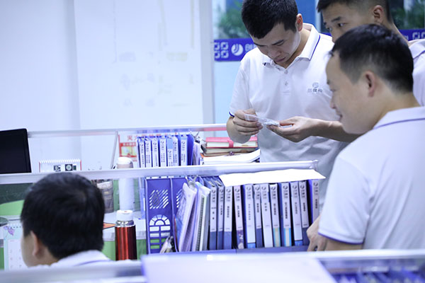 全自動(dòng)點(diǎn)膠機(jī)廠家