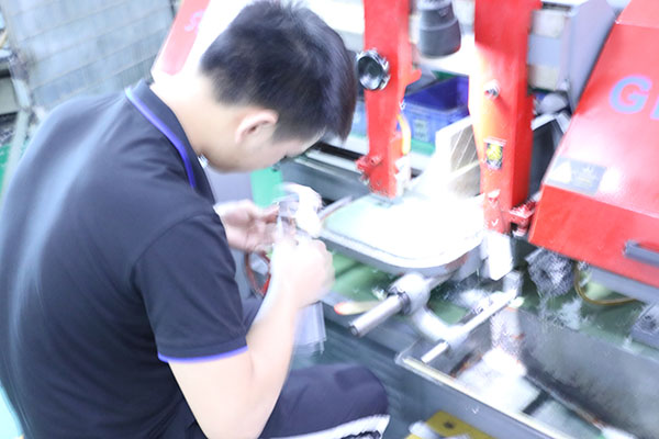 桌面式全自動點(diǎn)膠機(jī)