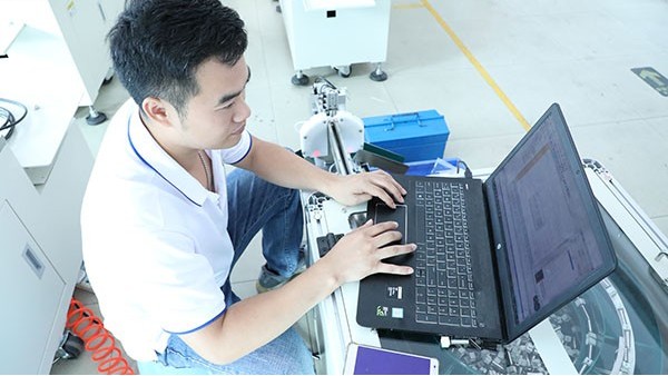 深圳半自動(dòng)點(diǎn)膠機(jī)