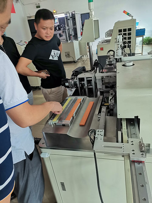 深圳自動點(diǎn)膠機(jī)廠家