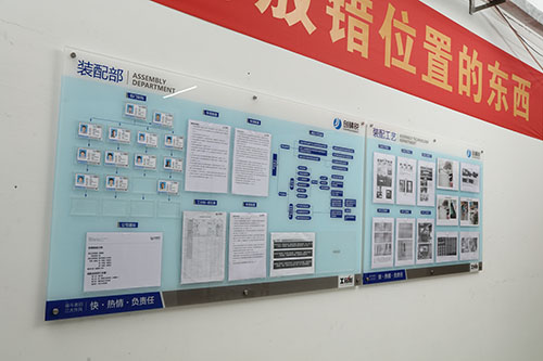 桌面式三軸點膠機廠家車間